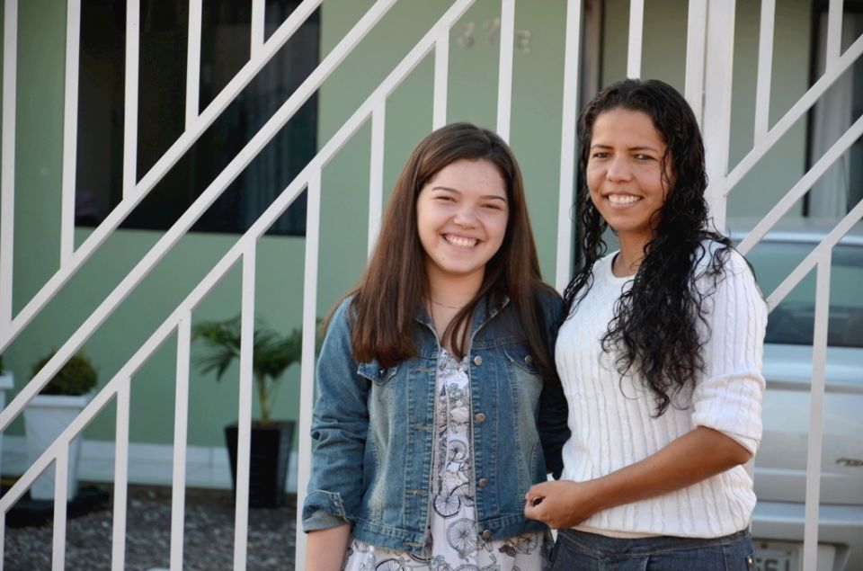 Ana Maria Rodrigues Martins e a filha Kamilly em frente  casa que adquiriram no 11 Salo do Imvel e Feiro CAIXA da Casa Prpria