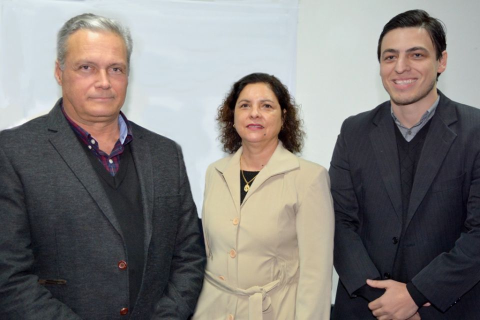 Secovi-Oeste/SC - Presidente do Secovi-Oeste/SC, Ricardo Lunardi, a superintendente regional da CAIXA no Oeste de SC, Maria Claudia Sakai e o coordenador do evento Rogrio Guerra