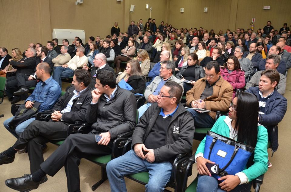 Secovi-Oeste/SC - Aproximadamente 200 pessoas prestigiaram a palestra sobre o Plano Diretor, promovida pelo Secovi-Oeste/SC e SEDUR 