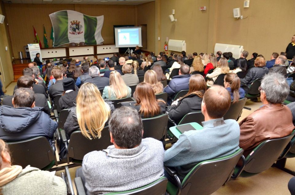 Secovi-Oeste/SC - Aproximadamente 200 pessoas prestigiaram a palestra sobre o Plano Diretor, promovida pelo Secovi-Oeste/SC e SEDUR 
